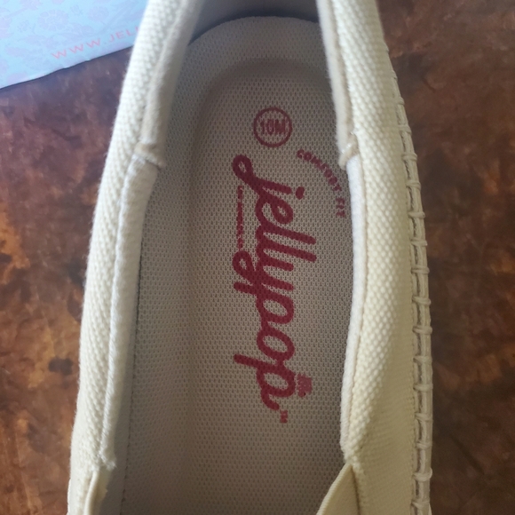 Jellypop Women's Textured Tan Slip-On Flats - Picture 7 of 8